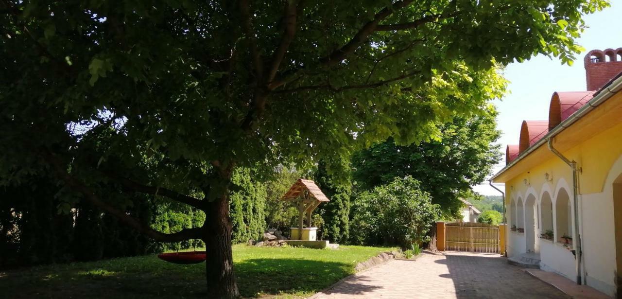Gesztenye Vendégház Ságvár Exterior foto